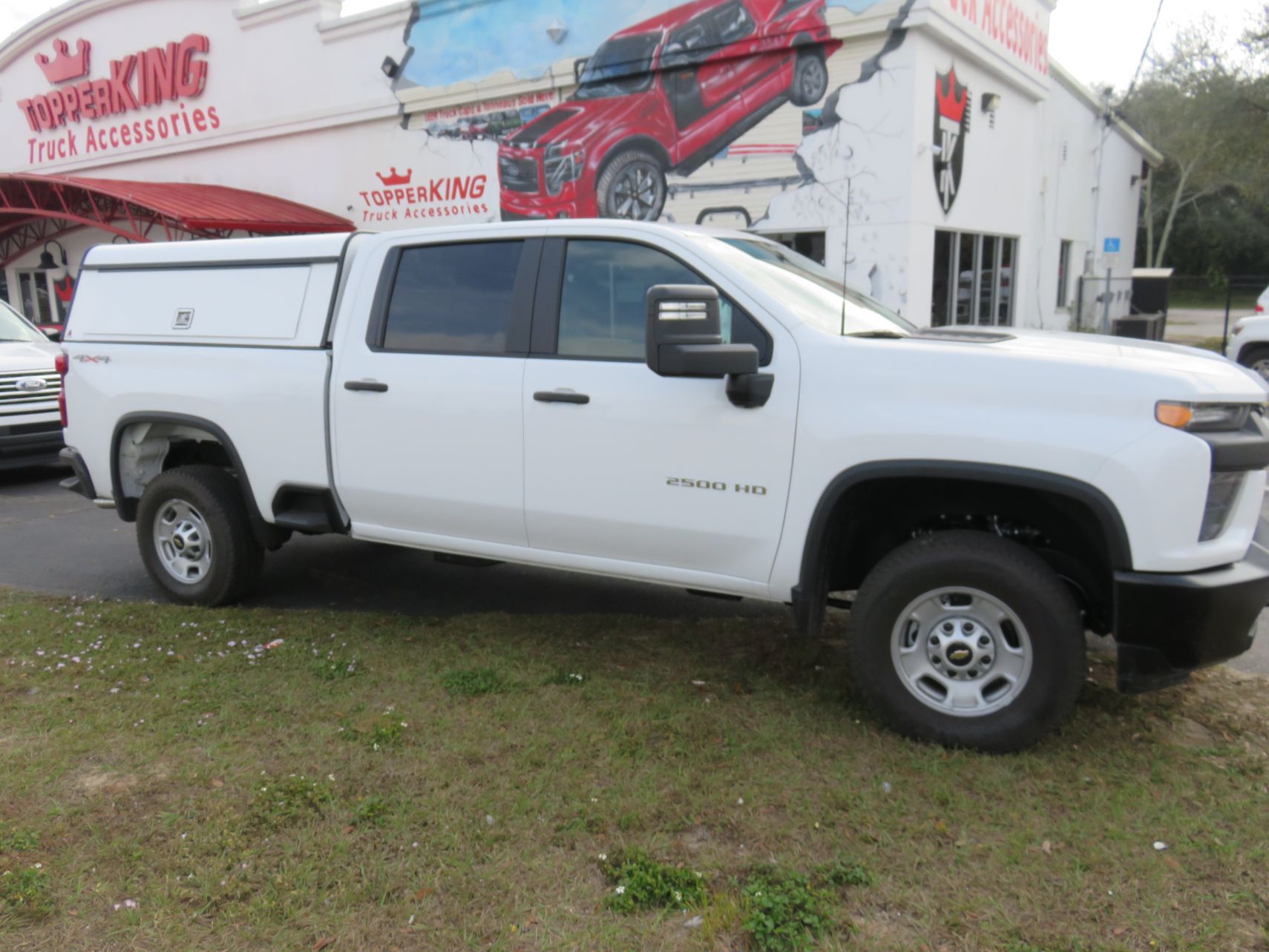 2020 Chev Silverado with LEER DCC, Full Back Door, Side Access, Hitch by TopperKING Brandon 813-689-2449 or Clearwater FL 727-530-9066. Call!