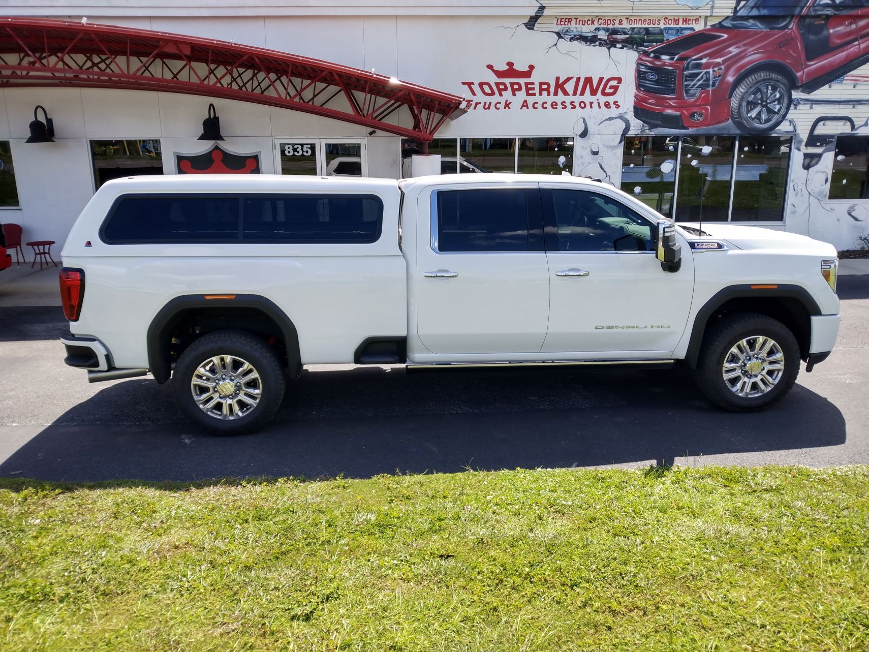 2022 white GMC Sierra 3500 with Leer 100XR - TopperKING : TopperKING